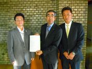 11月15日、請願書を提出する山田議員（左）と服部支部長（中）と梶浦副支部長（右）