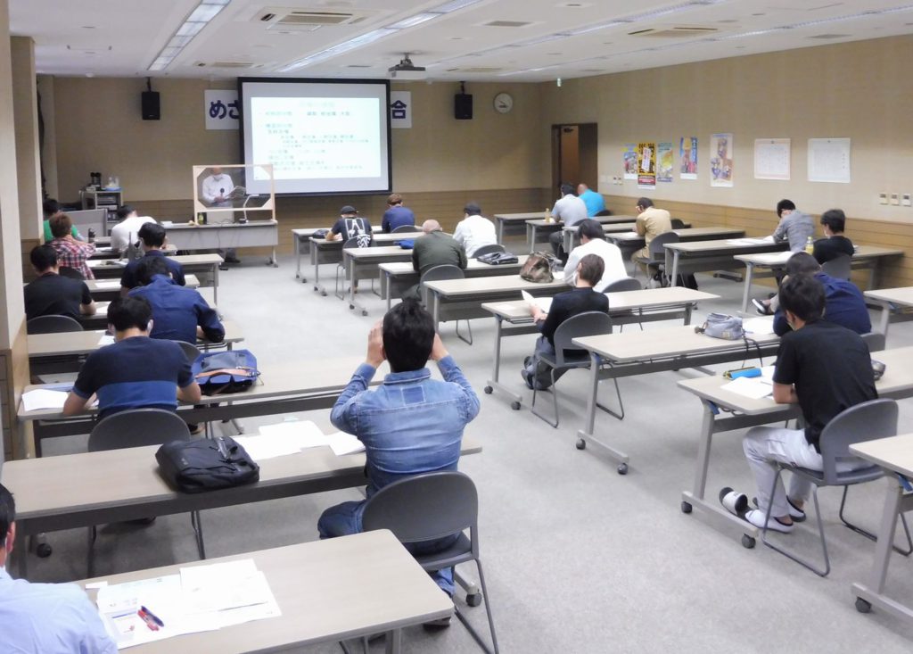 足場の組立特別教育の様子